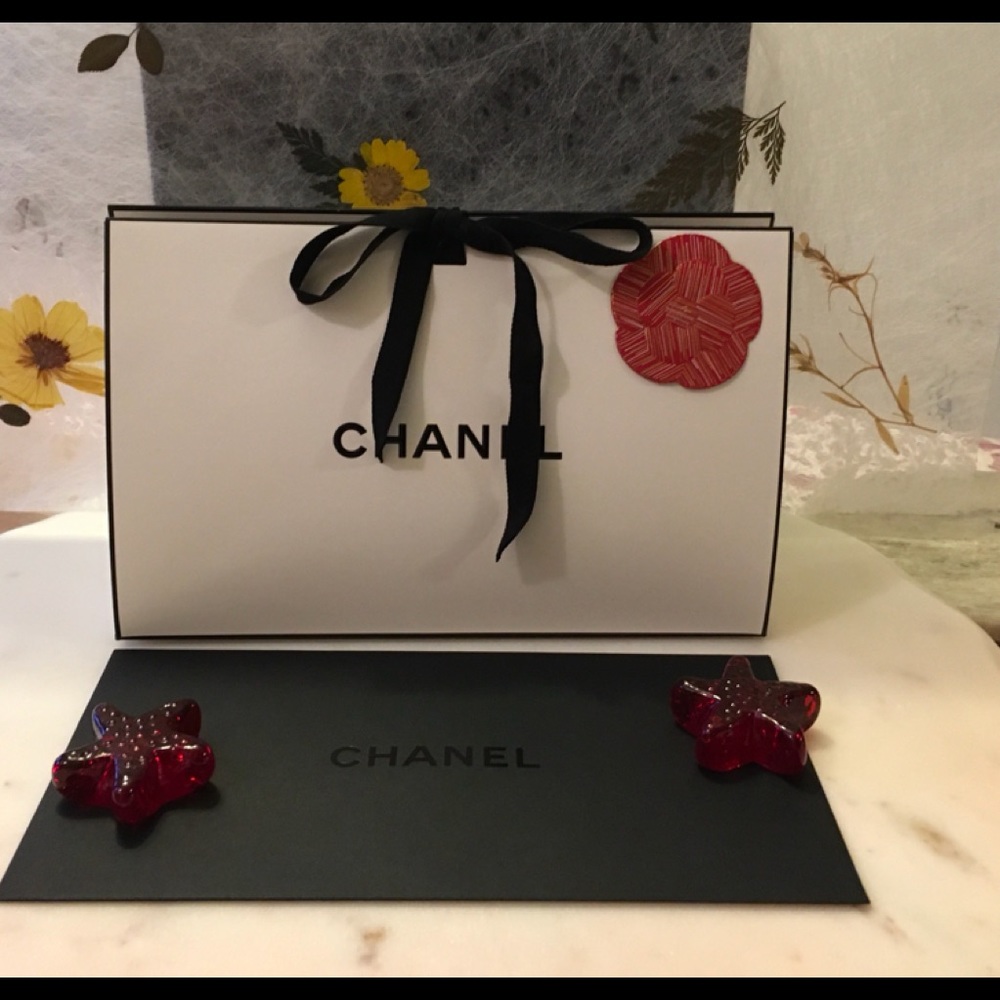 For the collector & artist in you.  Luxury container with sleeve.